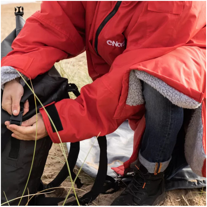 2025 Northcore Beach Basha Sport Long Sleeve Changing Robe NOCO24N - Red